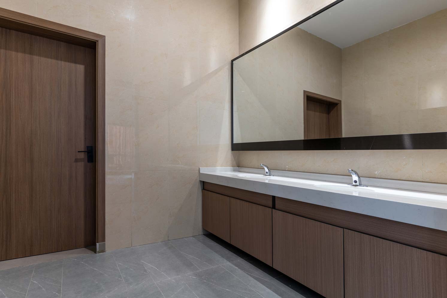 An empty new wash basin and mirror